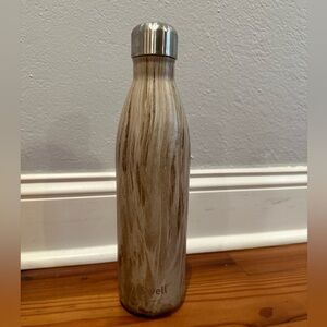 Swell 25oz blonde wood grain light colored insulated water bottle